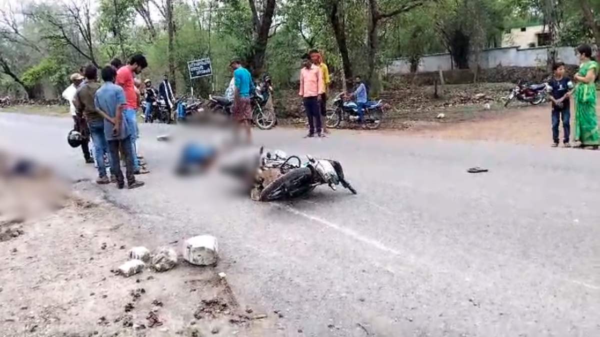 ROAD ACCIDENT : तेज रफ्तार बाइक अनियंत्रित होकर सड़क पर गिरी, 1 की मौत, दूसरा गंभीर
