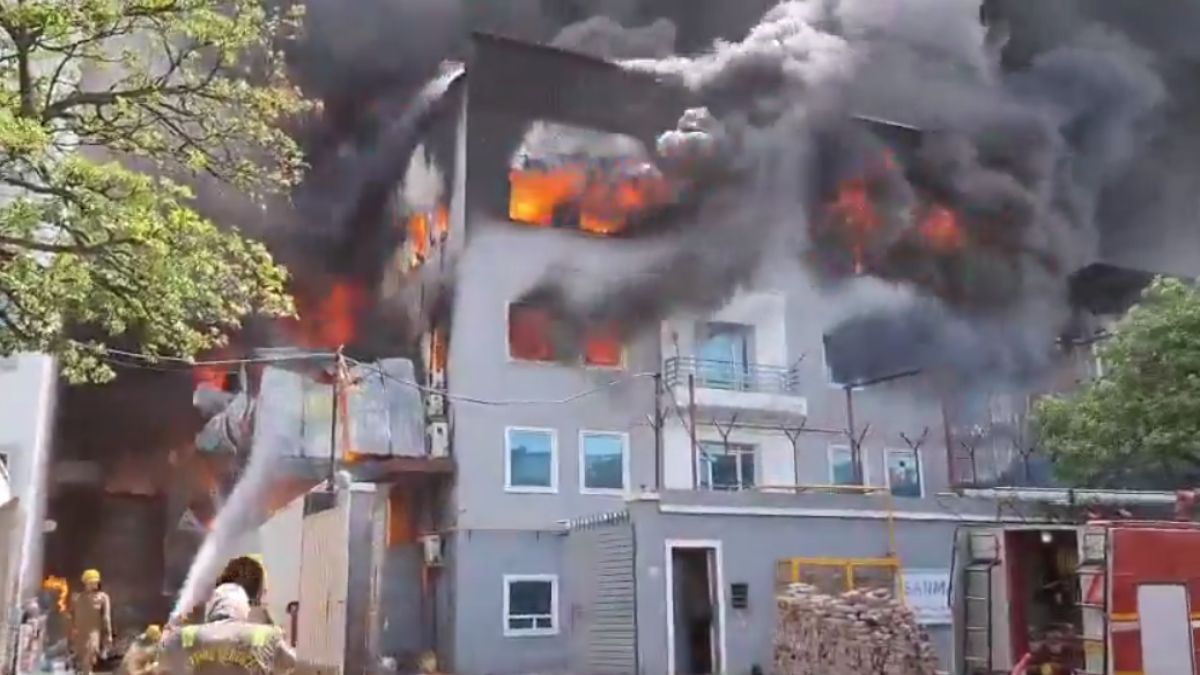 केमिकल फैक्ट्री में लगी भीषण आग, चारों तरफ छाया धुआं ही धुआं, मचा हड़कंप, देखिए Video