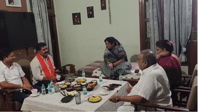 पूर्व मंत्री गुरु रुद्र की बहन प्रियंका गुरु से मिले डिप्टी सीएम शर्मा, कहा- बलौदाबाजार घटना की जांच जारी, निष्पक्ष कार्रवाई के लिए बनी है समिति
