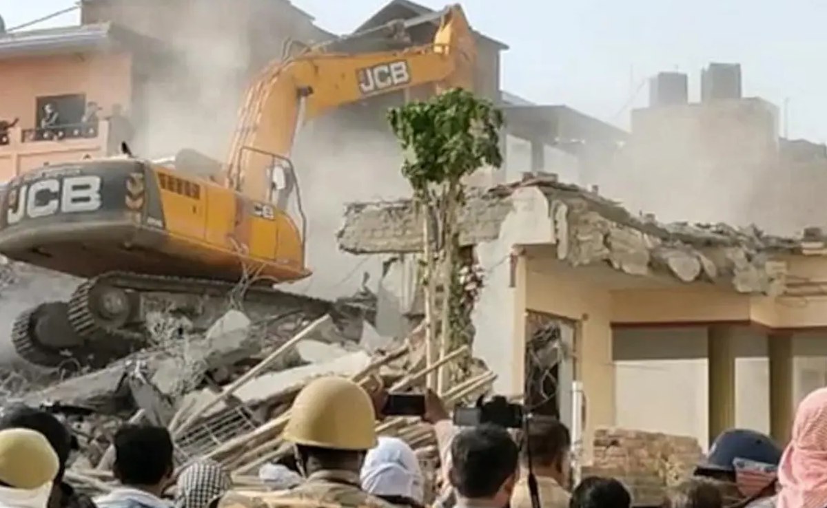 अवैध निर्माणों पर चला बाबा का बुलडोजर, विरोध करने आए लोगों को खदेड़ा, बिजली काटी तब निकले लोग