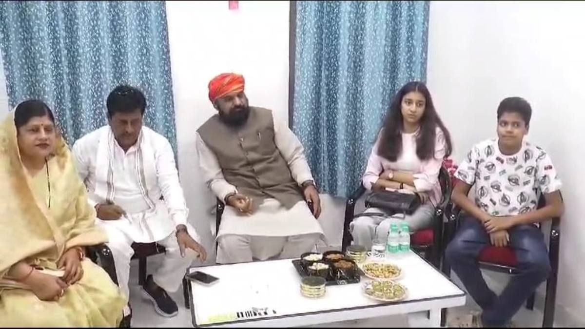 MP पहुंचे बिहार के डिप्टी सीएम: सांसद भारत कुशवाहा से की मुलाकात, सम्राट चौधरी ने कांग्रेस और इंडिया गठबंधन को बताया आरक्षण विरोधी