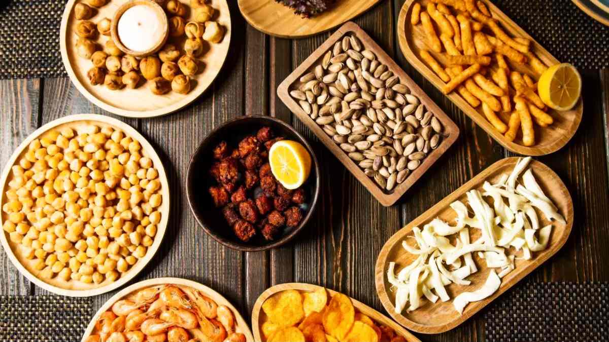 बेवक्त भूख के लिए ढूंढ रहे कुछ Healthy और Tasty Option, तो Try करें ये Low Calorie Snacks…