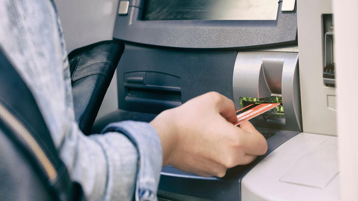 ATM का करते है इस्‍तेमाल तो ज्‍यादा पैसे भरने के लिए हो जाए तैयार, बढ़ने वाला है यह चार्ज!, जानिए डिटेल्स