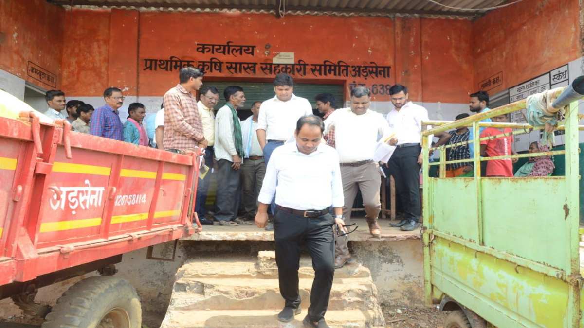 कलेक्टर ने खाद-बीज के भंडारण और उठाव पर निगरानी रखने दिए निर्देश, श्रमिकों का जाना हाल-चाल