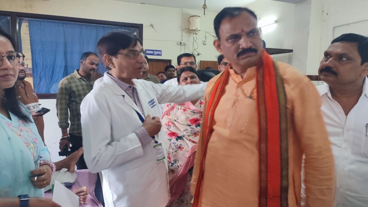 एक्शन में मंत्री श्याम बिहारी जायसवाल, विभागों की समीक्षा बैठक बुलाकर अधिकारियों की लगाई क्लास, व्यवस्था ठीक करने दिए निर्देश