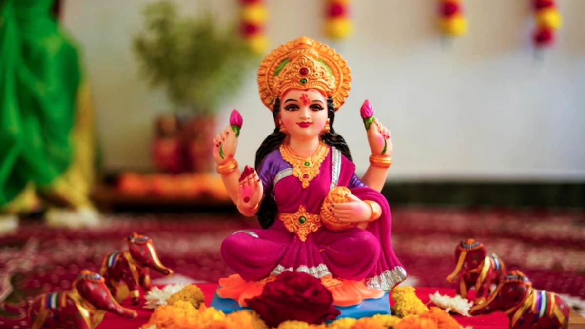 शुक्रवार के दिन धनलक्ष्मी को प्रसन्न करने के लिए करें ये खास उपाय, घर में आएगी सुख, समृद्धि और खुशहाली…