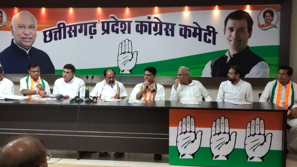 महासमुंद और रायपुर लोकसभा में हार की हुई समीक्षा, वीरप्पा मोइली ने नेताओं के साथ की वन टू वन चर्चा, कहीं बाहरी तो कहीं समन्वय का उठा मुद्दा …