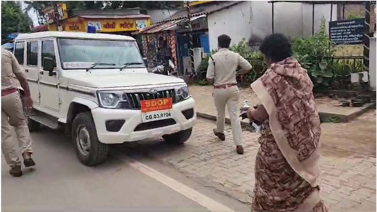 CG CRIME : महिला टीचर से दिनदहाड़े लूट, हाथ से पर्स छीनकर भागे लुटेरे, पुलिस खंगाल रही सीसीटीवी फुटेज