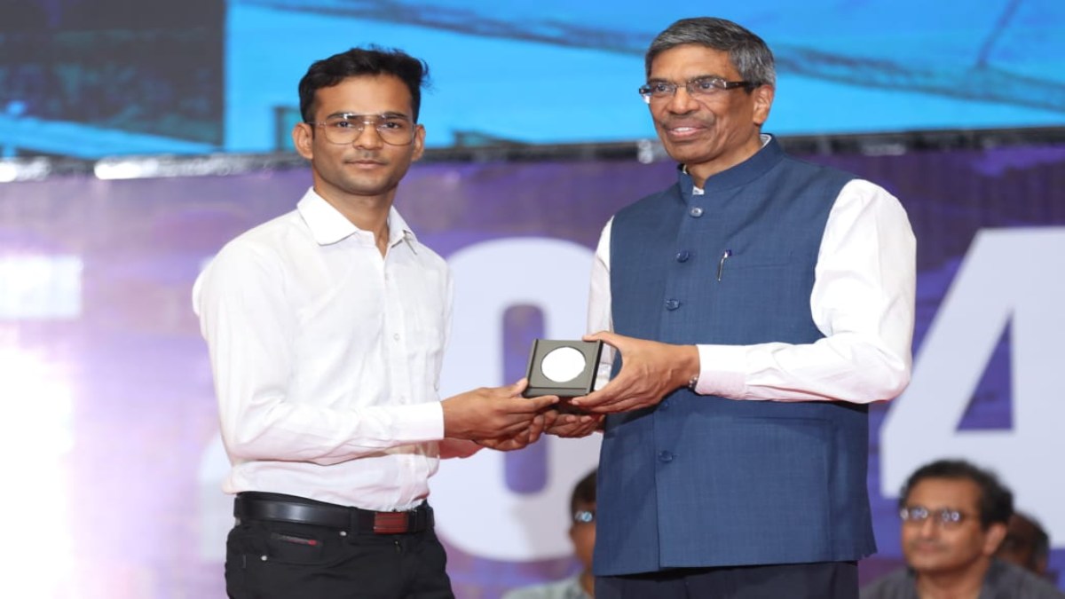 छत्तीसगढ़ के किसान के बेटे ने IIT गांधीनगर में लहराया परचम, हासिल किया सिल्वर मेडल, कहा- गरीबी आडे़ नहीं आती अगर मन में हो सच्ची लगन