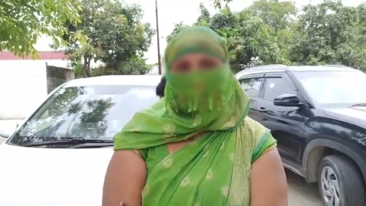 महिला को देख नायब तहसीलदार की बिगड़ी नीयत, रात होते ही जबरदस्ती घर में घुसा, पकड़ लिए हाथ, फिर…