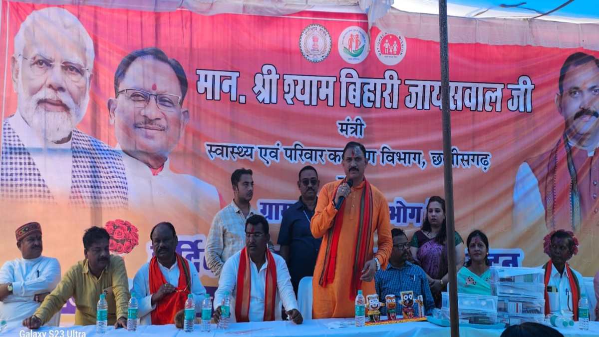 पहली बार सुपेबेड़ा पहुंचे स्वास्थ्य मंत्री श्याम बिहारी जायसवाल, दो नेफ्रोलॉजिस्ट और 5 डॉक्टरों की नियुक्ति के साथ एक अस्पताल की दी सौगात, ग्रामीणों से बोले- मुख्यमंत्री को है आपकी चिंता