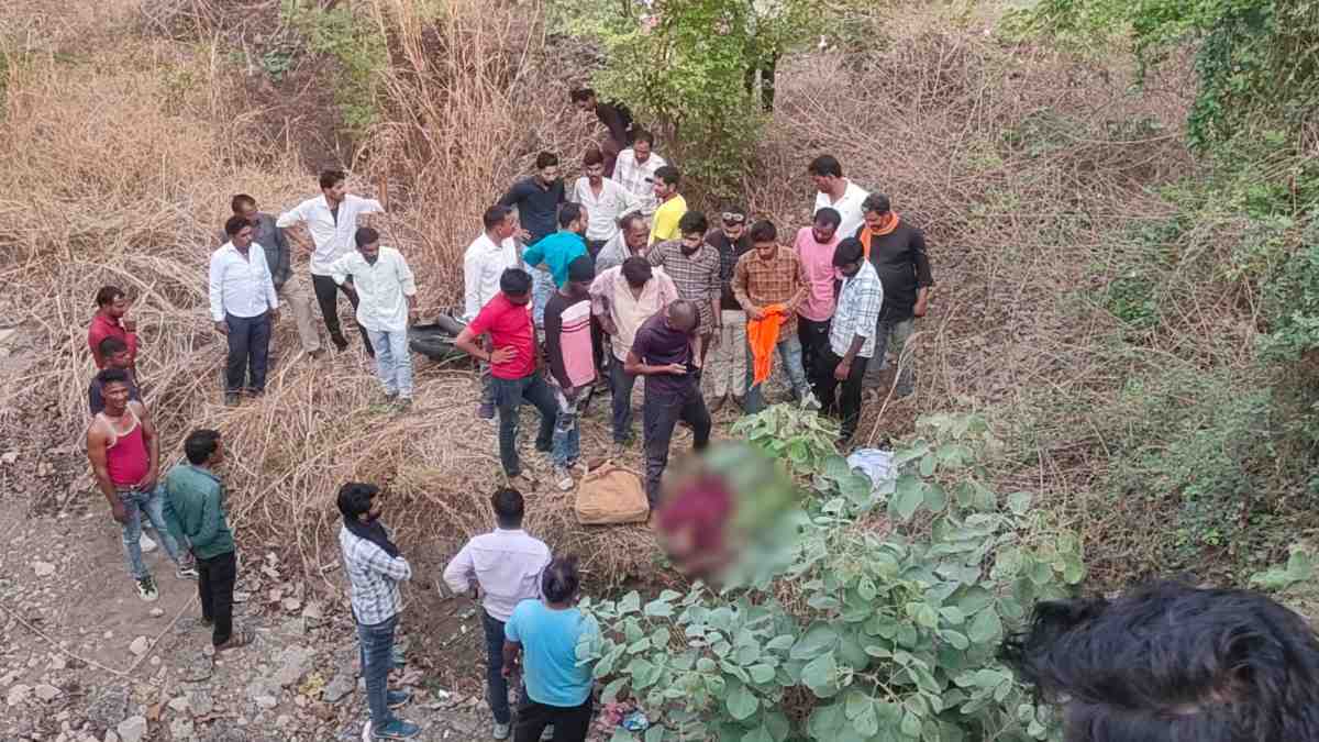 Dewas Road Accident: अनियंत्रित होकर पुलिया से नीचे गिरी बाइक, 2 युवकों की मौत