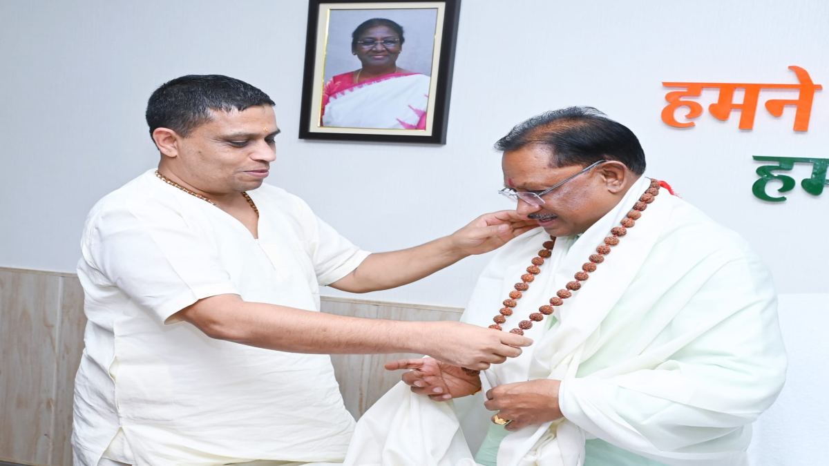 सीएम साय से मिले आयुर्वेदाचार्य बालकृष्ण, कहा-छत्तीसगढ़ में योग, आयुर्वेद को लेकर असीम संभावनाएं