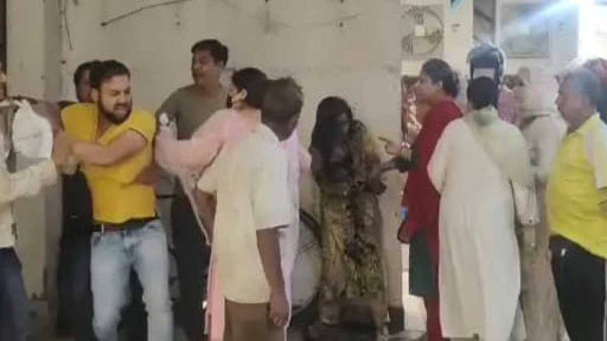 प्रेमिका के साथ इस हाल में मिला पति, अचानक आ गई पत्नी, फिर हुई आग बबूला, माशूका के मुंह पर पोती स्याही, काट दिए बाल, Video वायरल