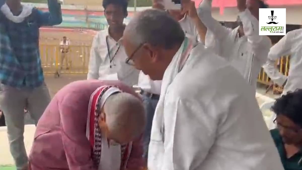 जीत के बाद भाजपा प्रत्याशी ने छुए दिग्विजय के पैर: Video; मतगणना स्थल पर एक साथ बैठे नजर आए…