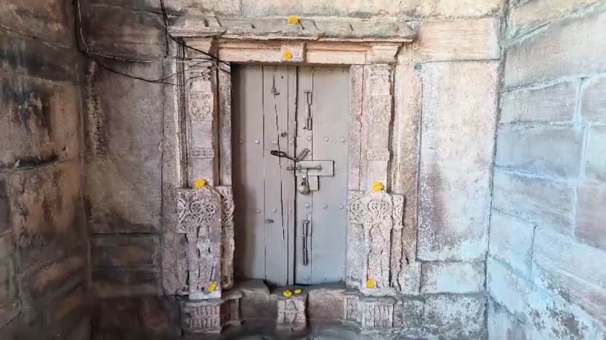 Dhar Bhojshala Survey: कमरे की खुदाई के दौरान मिले भगवान गणेश, हनुमान की मूर्ति और शिवलिंग, हिंदू पक्ष ने 79 मूर्तियां मिलने का किया दावा