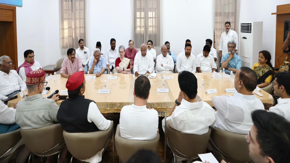 INDIA गठबंधन की बैठक शुरू: सरकार बनाने पर होगा मंथन, राहुल-प्रियंका, अखिलेश, तेजस्वी समेत कई नेता मौजूद