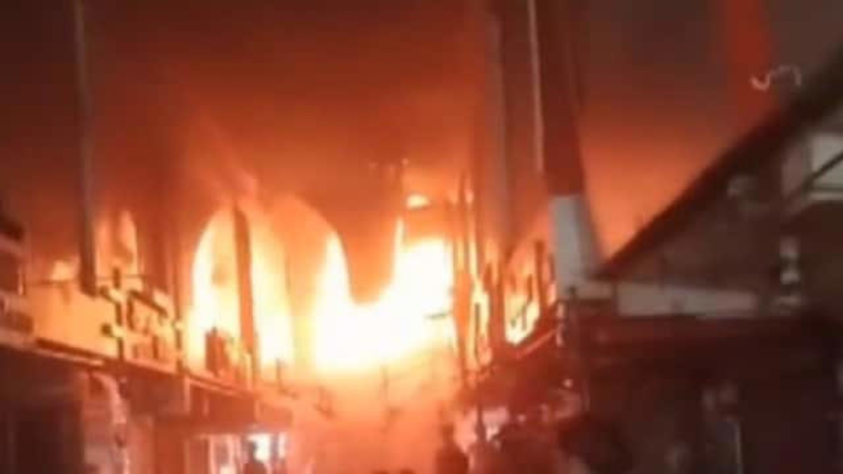 Big Accident : तीन मंजिला इमारत में लगी भीषण आग, दो बच्चों समेत पांच लोगों की मौत, देखिए Video