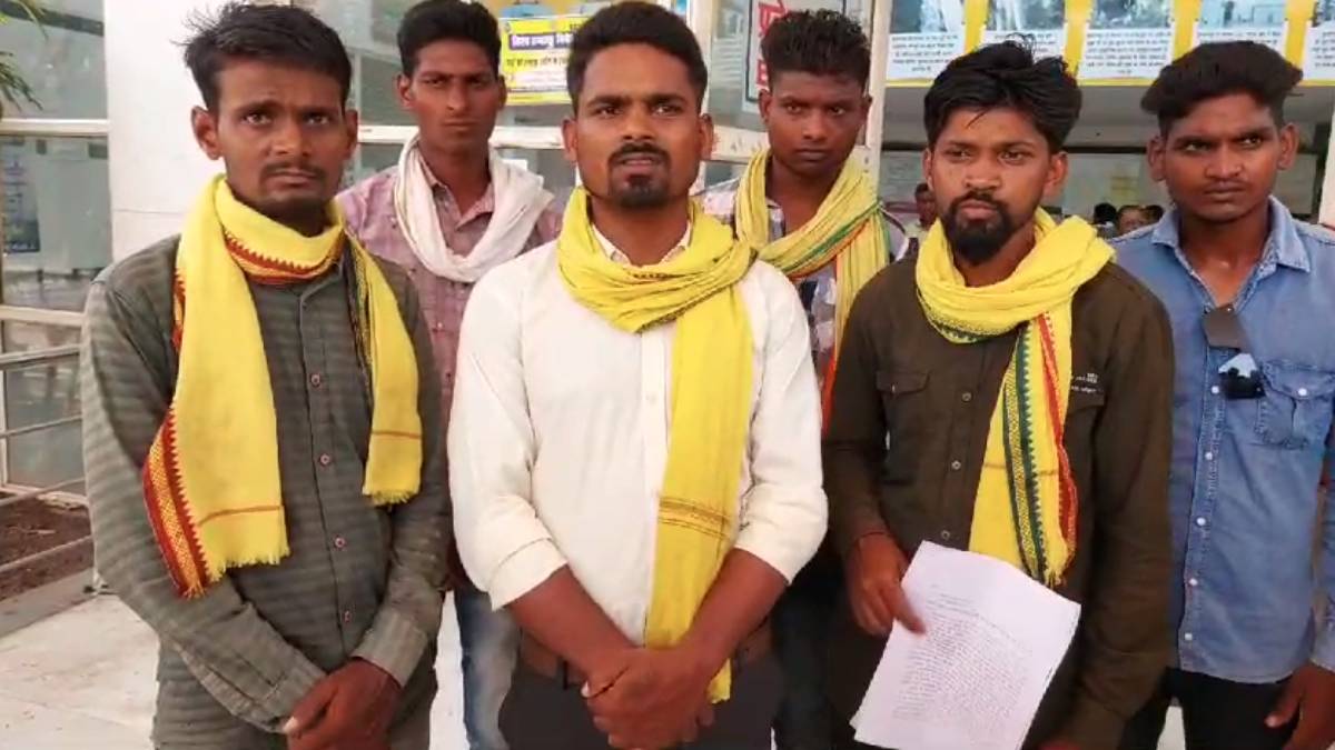 अधूरे सड़क को लेकर आक्रोश: जयस ने दी उग्र आंदोलन की दी चेतावनी