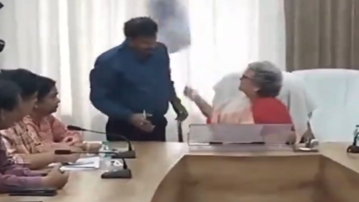 Video: मीटिंग में भड़कीं मेयर, अधिकारी पर फेंकी फाइल, कहा- मुझे बुद्धू समझता है, हट जाओ यहां से…