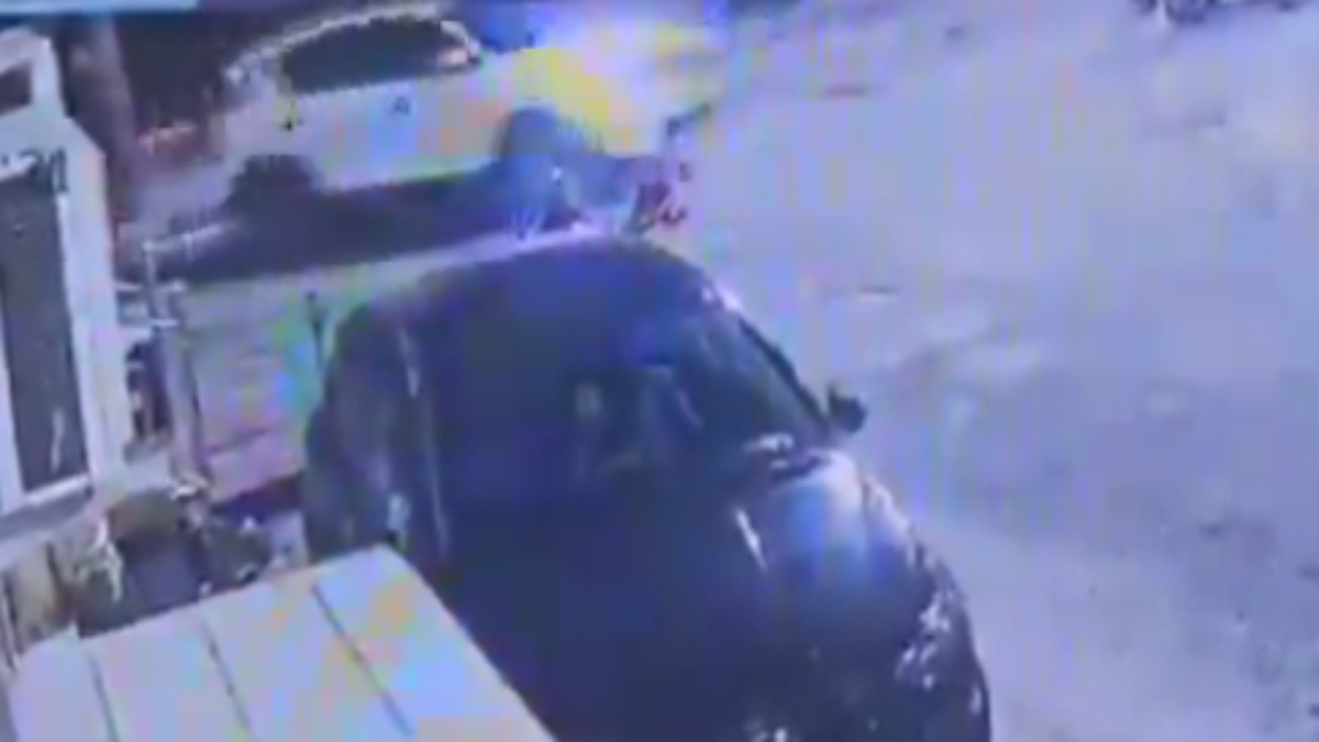 दिल दहला देने वाला Video : घर के बाहर मां के साथ खेल रही मासूम बच्ची को कार ने रौंदा, ड्राइवर फरार