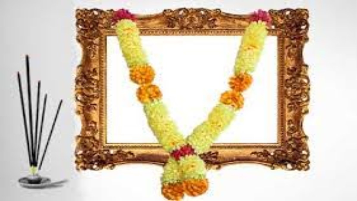 Vastu Tips: पितरों की तस्वीर लगाने के लिए वास्तु का रखें ध्यान, जानिए शास्त्र के अनुसार कैसे और कहां लगाना होता है शुभ…