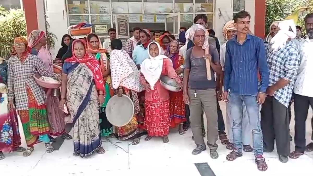 सरपंच और सचिव की मनमानी: मनरेगा में काम नहीं मिलने से नाराज ग्रामीण पहुंचे कलेक्ट्रेट, कहा- अपने चहेतों को ही दे रहे काम