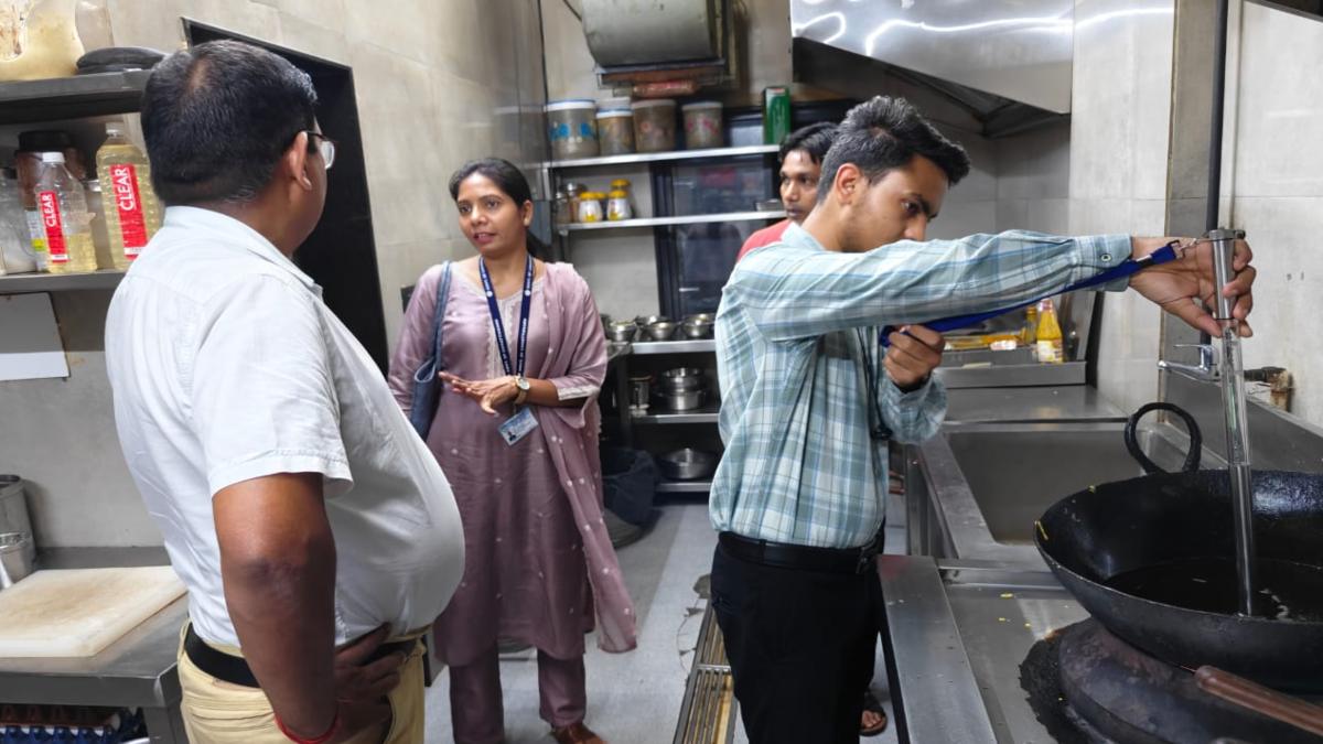 होटल और ढाबों में खाद्य औषधि विभाग की दबिश: गुणवत्ता की जांच के लिए तेल का लिया सेंपल, FSSAI के इस निर्देश का हो रहा पालन…