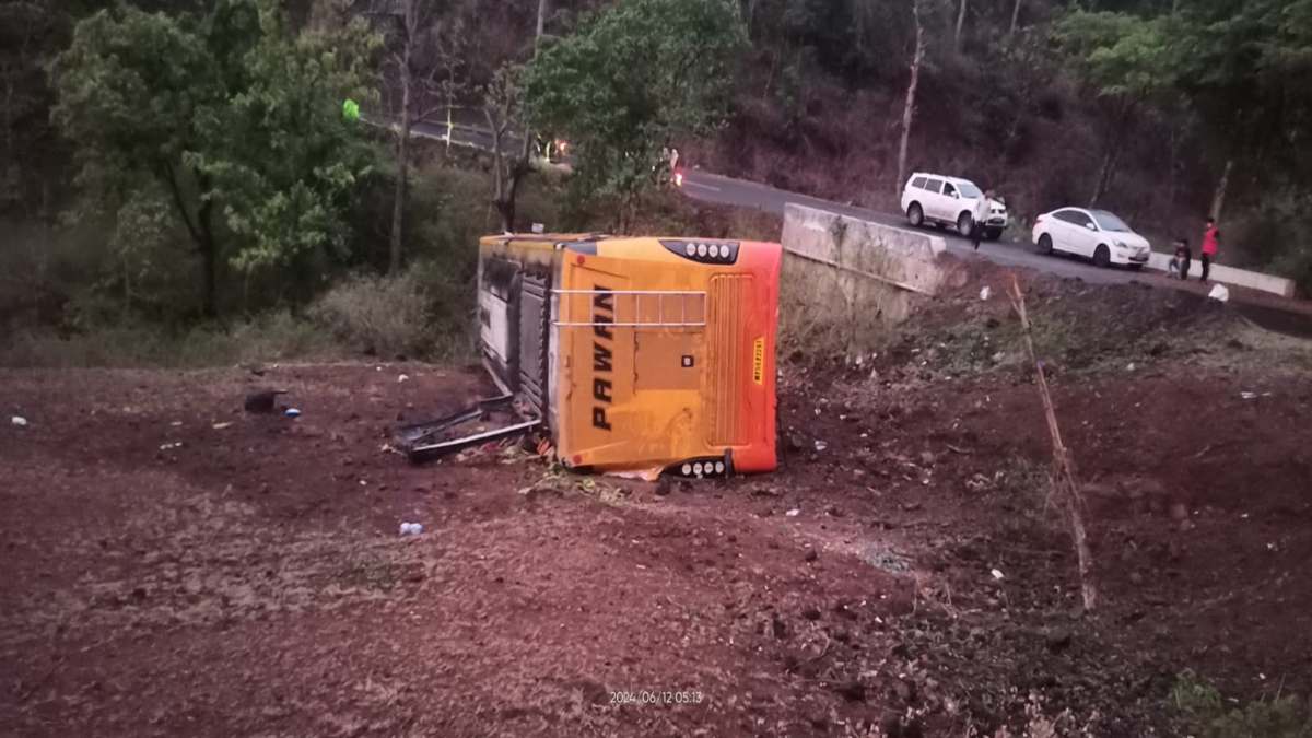 यात्रियों से भरी बस पलटने से मची चीख पुकार, 36 घायल, 27 रेफर