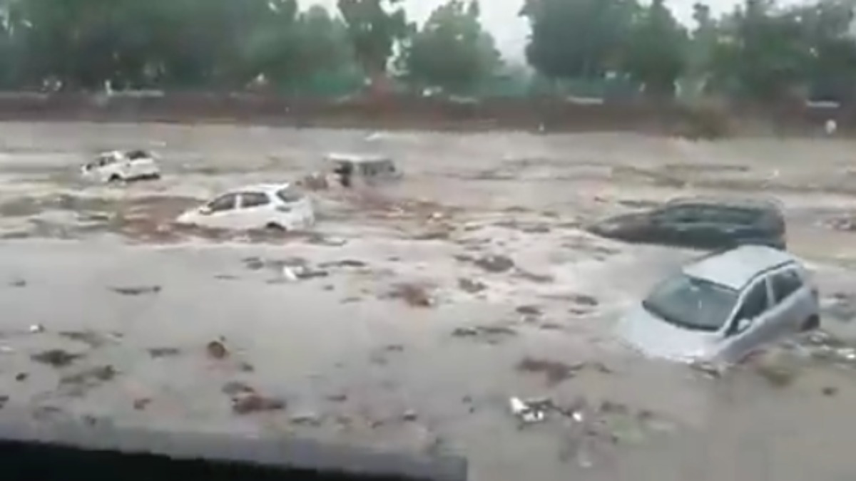 मानसून आते ही बाढ़ की आहट, गंगा नदी में बहती नजर आईं गाड़ियां, देखिए Video