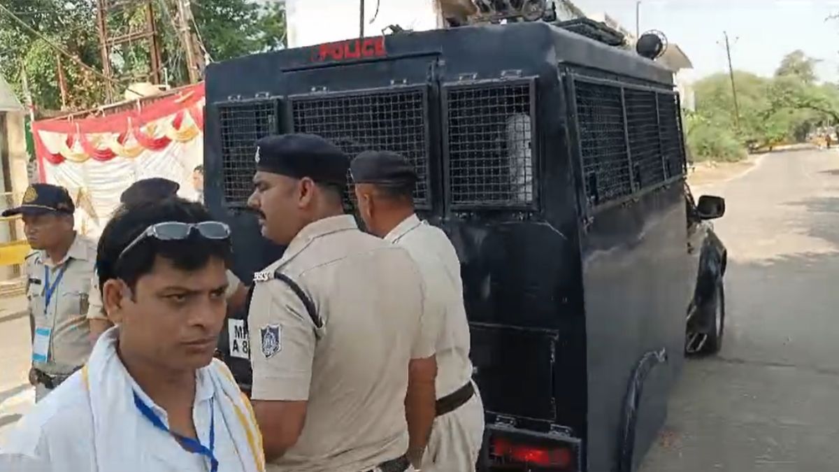 Election Result 2024: EVM पर उठाए सवाल, नरसिंहपुर में कांग्रेसियों को लिया हिरासत में, PM मोदी के खिलाफ लगाए नारे