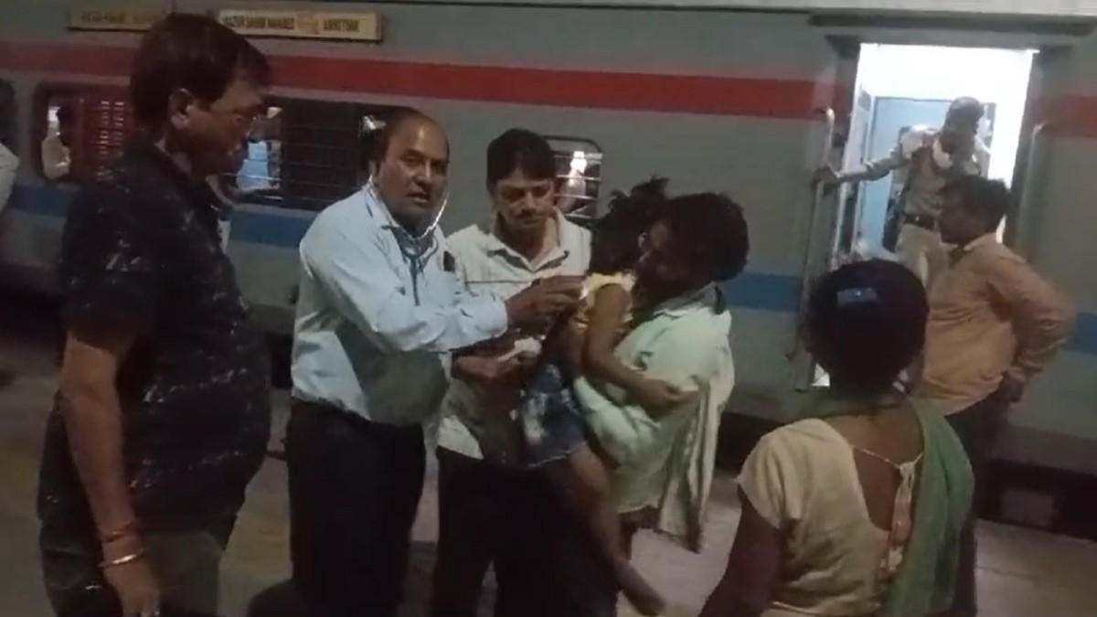 ट्रेन में 7 साल के बच्ची की तबीयत बिगड़ीः डॉक्टर लेकर पहुंचे समाजसेवी, स्टेशन पर ही उपचार कर किया रवाना