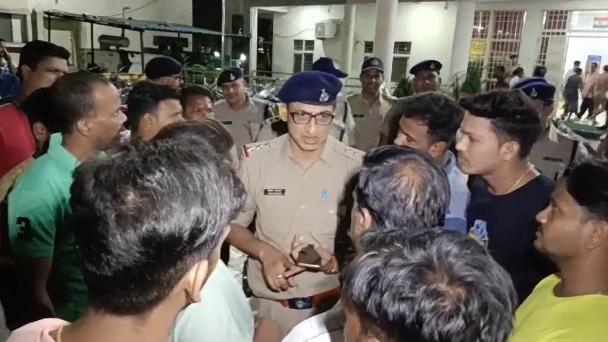 बम कांड के बाद फिर बिगड़े हालातः काम से लौट रहे युवक पर तीन युवकों ने चला दिए बम, लोगों ने घेरा थाने