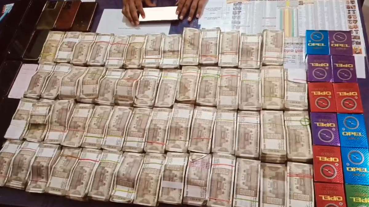 पुलिस की बड़ी कार्रवाई: जुआ खेलते 12 लोग पकड़ाए, 27 लाख और तीन कार जब्त