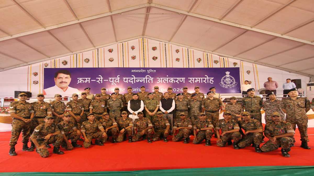 CM मोहन ने 28 जवानों को दिया Out Of Turn प्रमोशन,  दो कुख्यात नक्सलियों का किया था सफाया, मुख्यमंत्री ने कहा- देश विरोधी गतिविधि को कतई नहीं देंगे पनपने