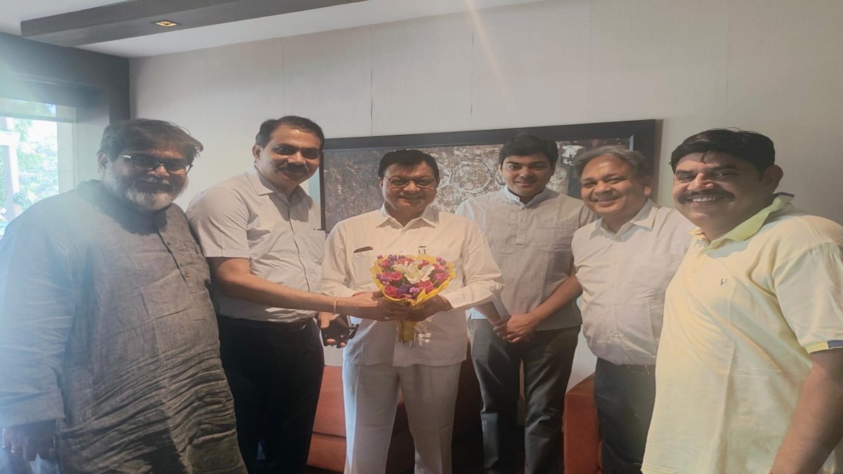 उद्योग मंत्री लखनलाल देवांगन से मिले इंडियन चेंबर ऑफ कॉमर्स के पदाधिकारी, छत्तीसगढ़ में निवेश करने बनाई जा रही नई उद्योग नीति के संबंध में दी जानकारी