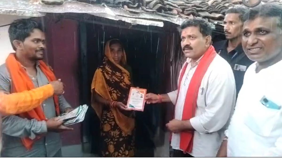डिप्टी सीएम विजय शर्मा का अनोखा अंदाज, हितग्राहियों के घर जाकर अपने हाथों से दिया राशन कार्ड
