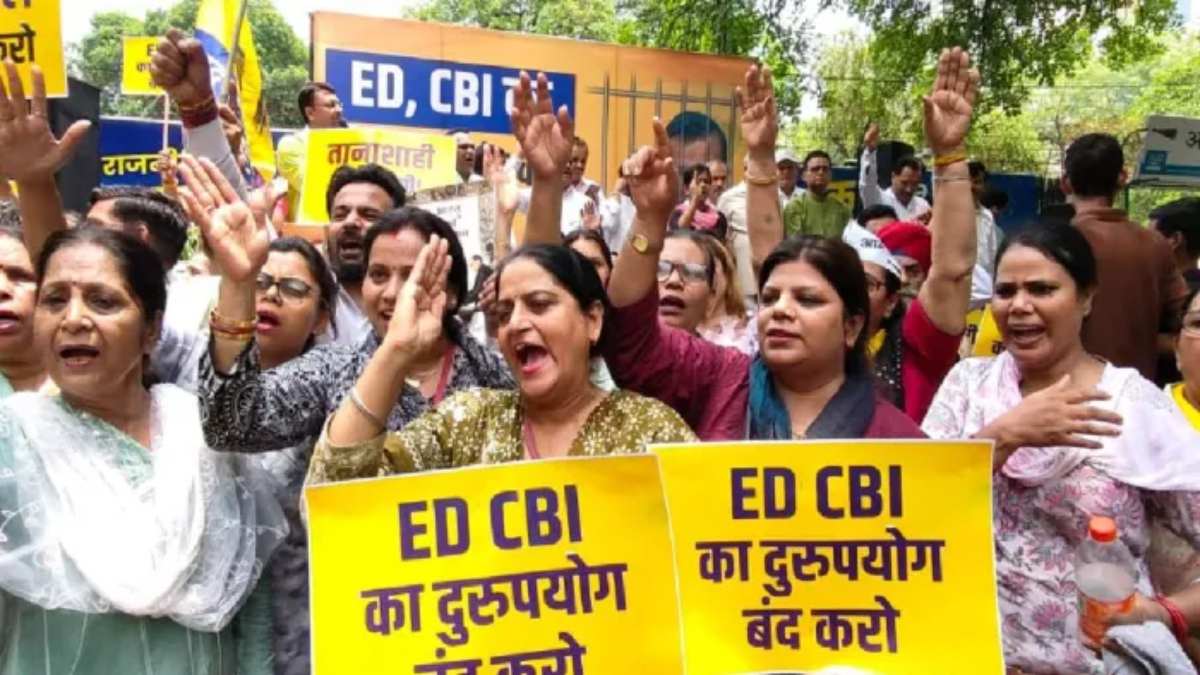 केजरीवाल की गिरफ्तारी को लेकर कार्यकर्ताओं ने किया प्रदर्शन, प्रदर्शनकारियों की गिरफ्तारी को लेकर मोदी सरकार पर साधा निशाना…