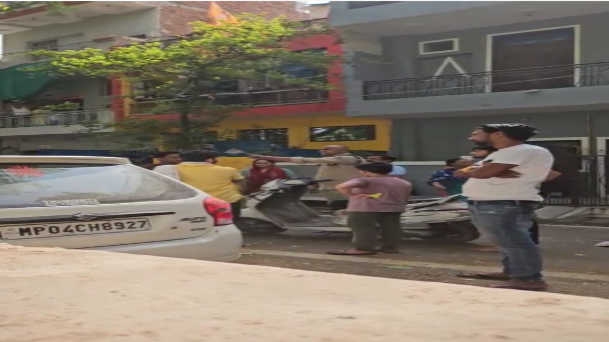 वर्दी का रौबः बच्चों के झगड़े पर पहुंचे हवलदार ने मोहल्ले वालों को दी मां बहन की गालियां, वीडियो वायरल