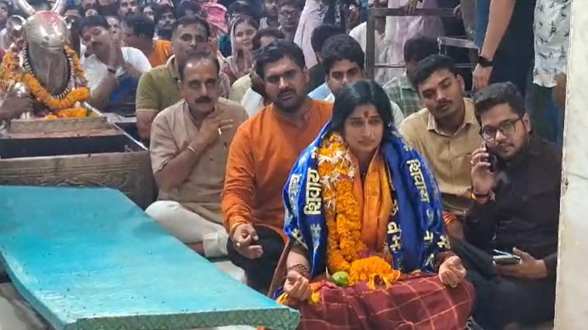 बीजेपी नेत्री माधवी लता पहुंची बाबा महाकाल की शरण मेंः गर्भगृह में कमल पुष्प अर्पित कर लिया आशीर्वाद