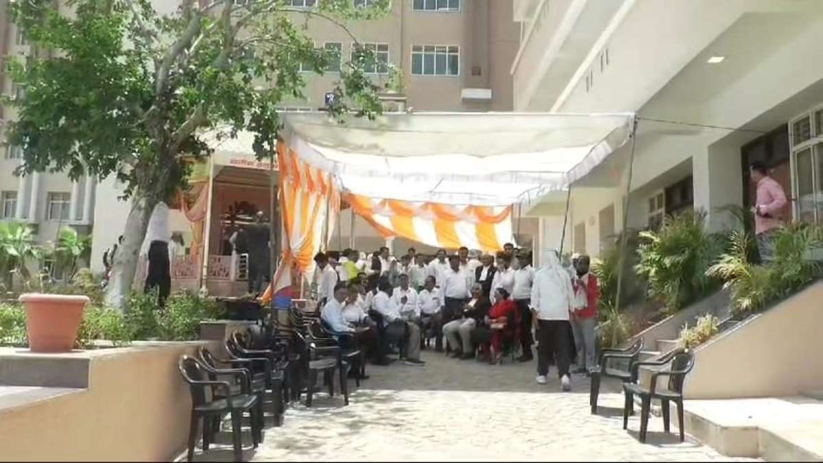 जिला कोर्ट बार एसोसिएशन का प्रदर्शन: हजारों वकील टैंट लगाकर जता रहे विरोध, ये है पूरा मामला