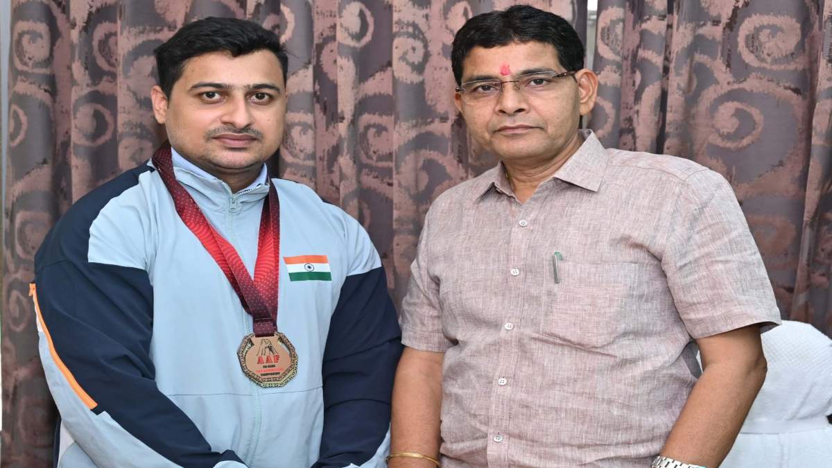 हाथों में केवल 4 उंगलियां पर नहीं मानी हार, श्रीमंत ने पैरा आर्म रेसलिंग में विदेशों में लहराया परचम, खेल मंत्री वर्मा से की भेंट