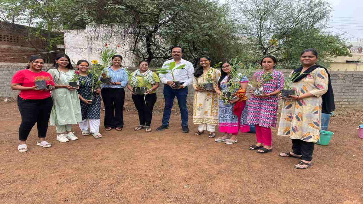 अग्रवाल युवती मंडल ने 40 पौधों का रोपण कर ली देखभाल की जिम्मेदारी