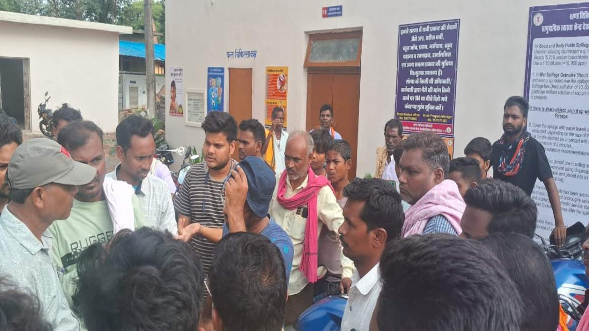 माली समाज ने किया अस्पताल का घेराव, डॉक्टर पर लगाया लापरवाही आरोप, कार्रवाई की मांग को लेकर अड़े