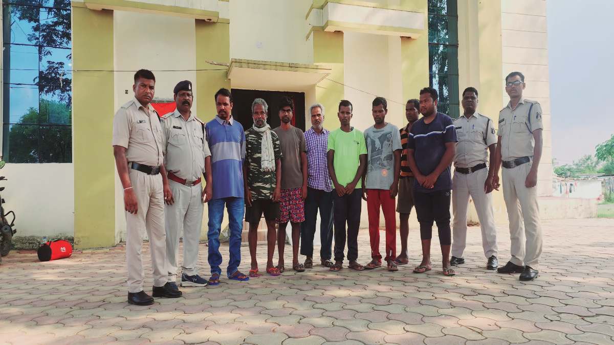 CG NEWS: गौ मांस बेचने वालों पर पुलिस की कार्रवाई, 8 आरोपियों को घेराबंदी कर पकड़ा