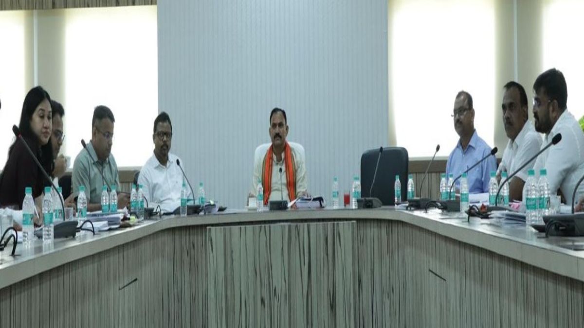 हेल्थ मिनिस्टर जायसवाल ने स्वास्थ्य सुविधाओं में बेहतर सुधार के लिए अधिकारियों को दिए निर्देश, नए मेडिकल कॉलेजों की सुविधाओं की ली जानकारी