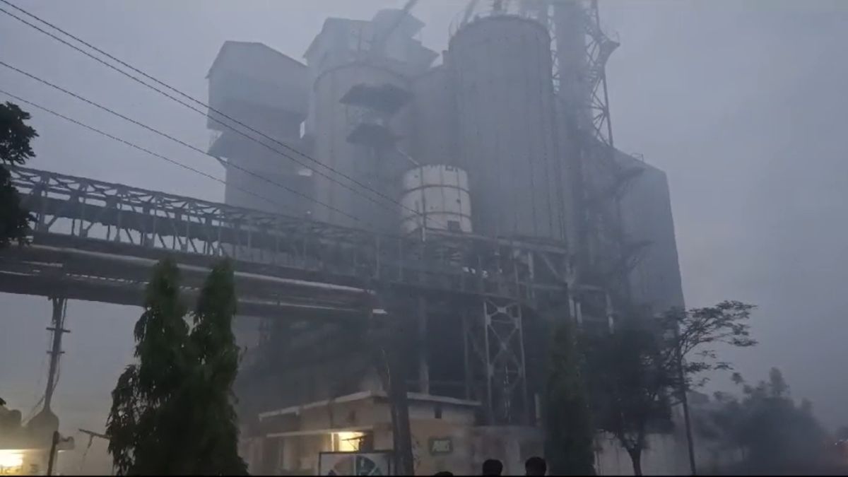 CG BREAKING: एबीस ग्रुप के ऑइल पैकेजिंग प्लांट में लगी भीषण आग, दमकल की 10 गाड़ियां पहुंची मौके पर