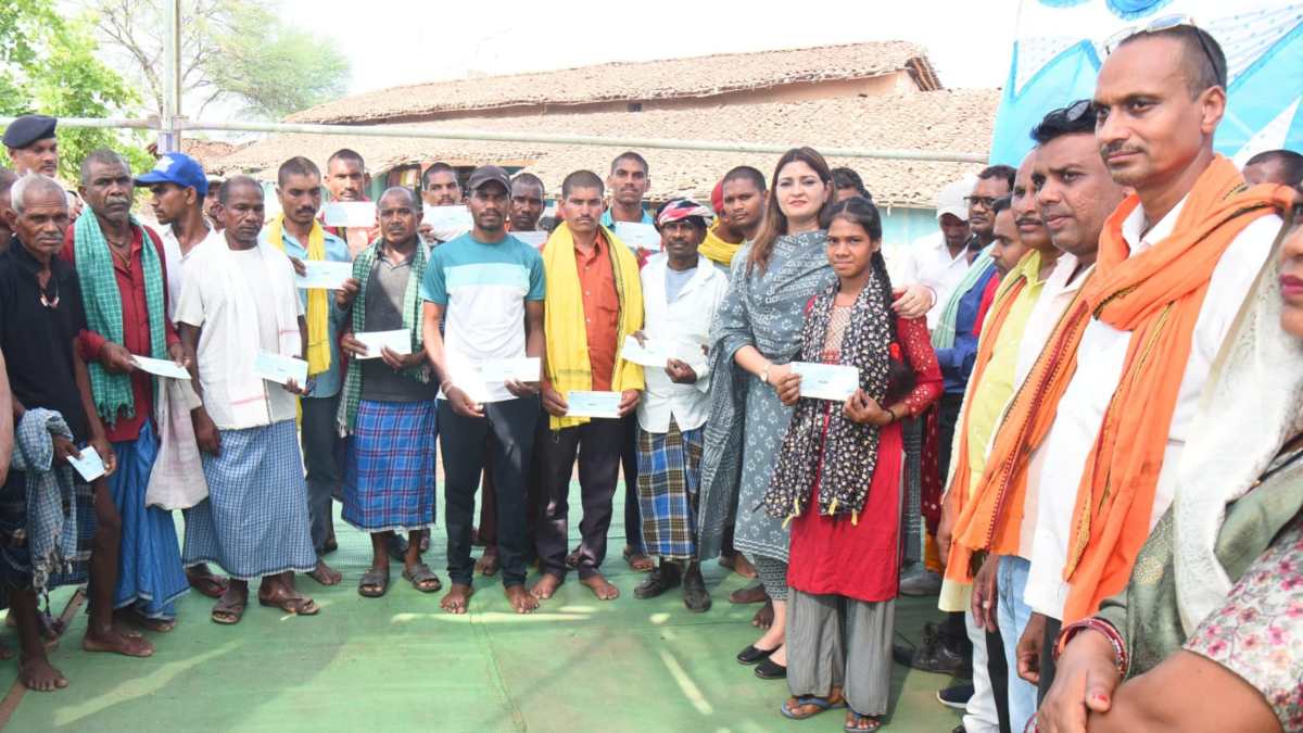 कवर्धा पिकअप हादसा में मृतकों के परिजनों को सरकार से मिली सहायता राशि, विधायक भावना बोहरा ने 5-5 लाख रुपये के चेक का किया वितरण