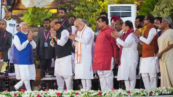 Narendra Modi Oath Ceremony: बीजेपी के दिग्गज नेता नरेंद्र मोदी तीसरी बार बने प्रधानमंत्री, जानिए किस राज्य से कितने नेता बने मंत्री, यहां एक क्लिक में देखें पूरी सूची?