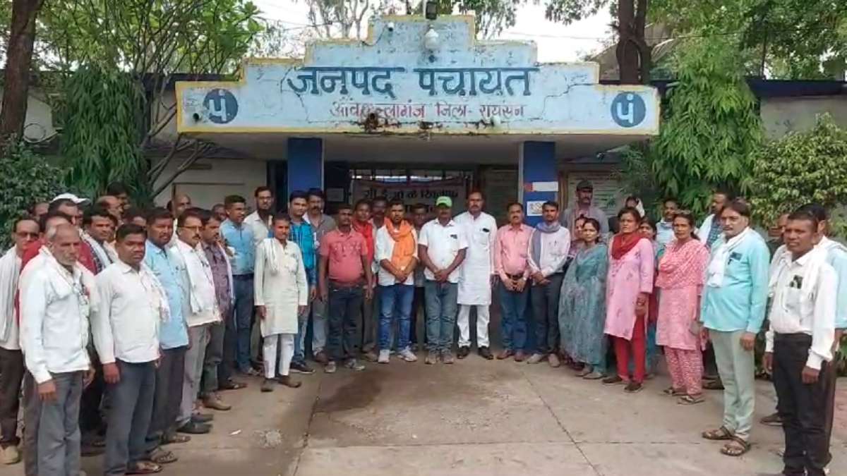 सचिव-सरपंचों ने CEO के खिलाफ खोला मोर्चा: जनपद पंचायत कार्यालय में जड़ा ताला, विकास कार्यों में कमीशन मांगने का लगाया आरोप